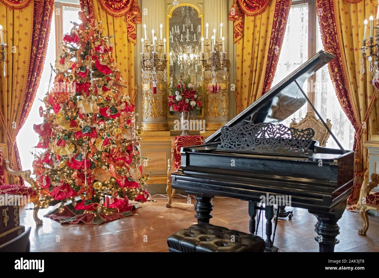 Ein schön geschmückter Weihnachtsbaum in der Musik Zimmer auf der zweiten Etage der Leistungsschalter Herrenhaus in Newport, Rhode Island. Stockfoto
