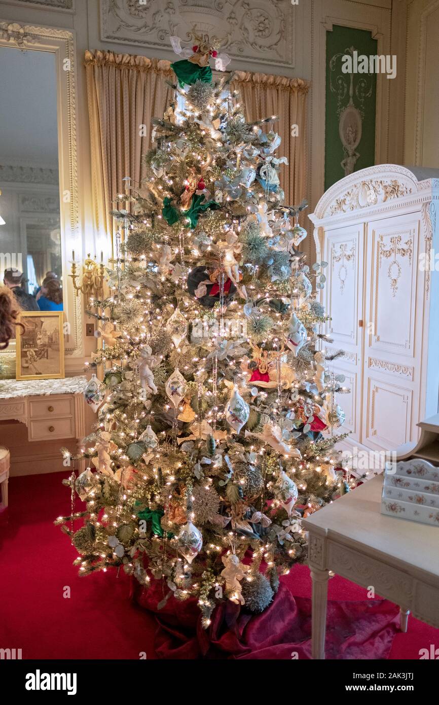Ein wunderschön geschmückten Weihnachtsbaum in einem Schlafzimmer in der zweiten Etage der Leistungsschalter Herrenhaus in Newport, Rhode Island. Stockfoto