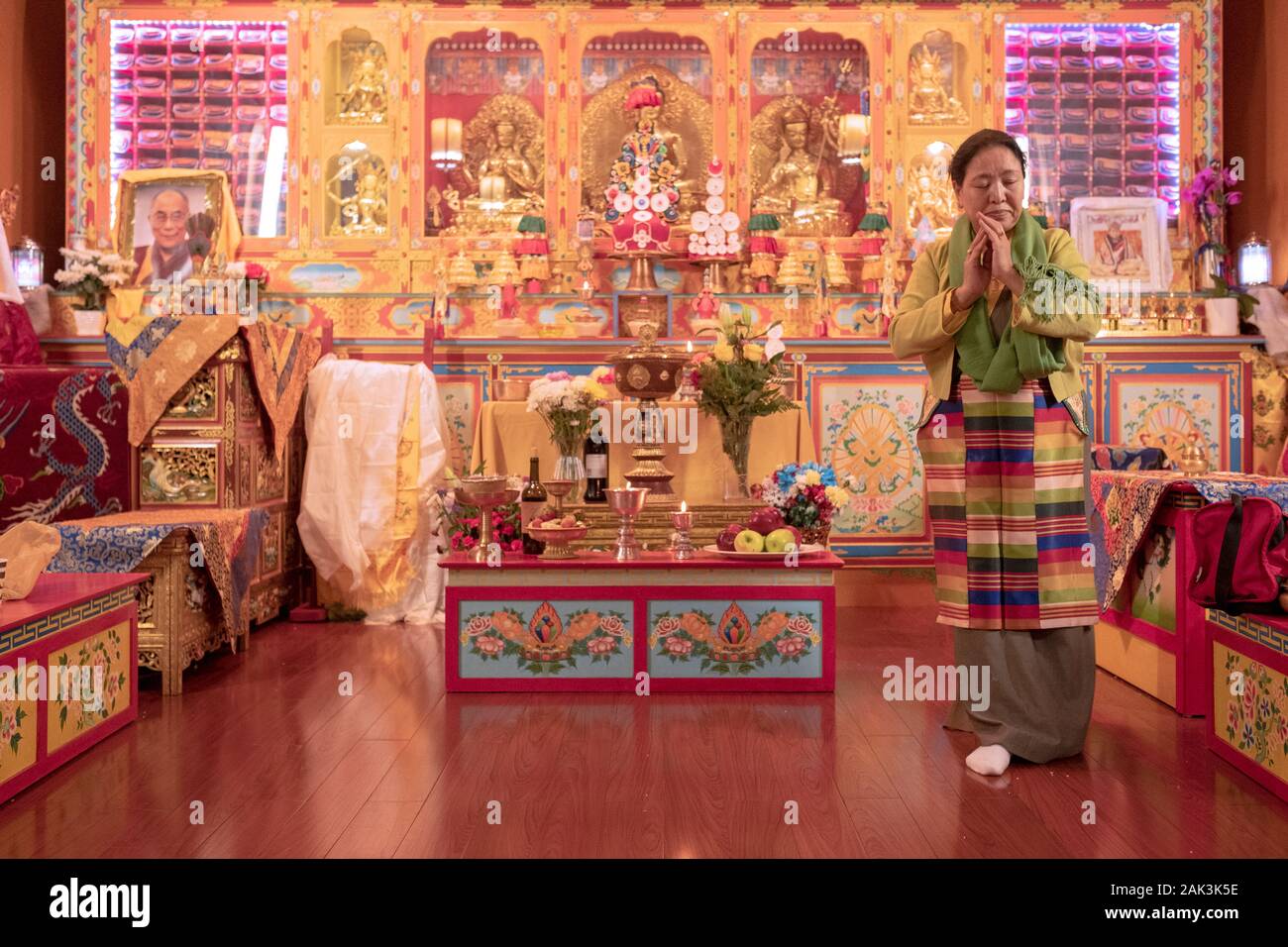 Einem frommen buddhistischen Frau zu beten und meditieren auf dem Altar an einem Tempel in Queens, New York City. Stockfoto