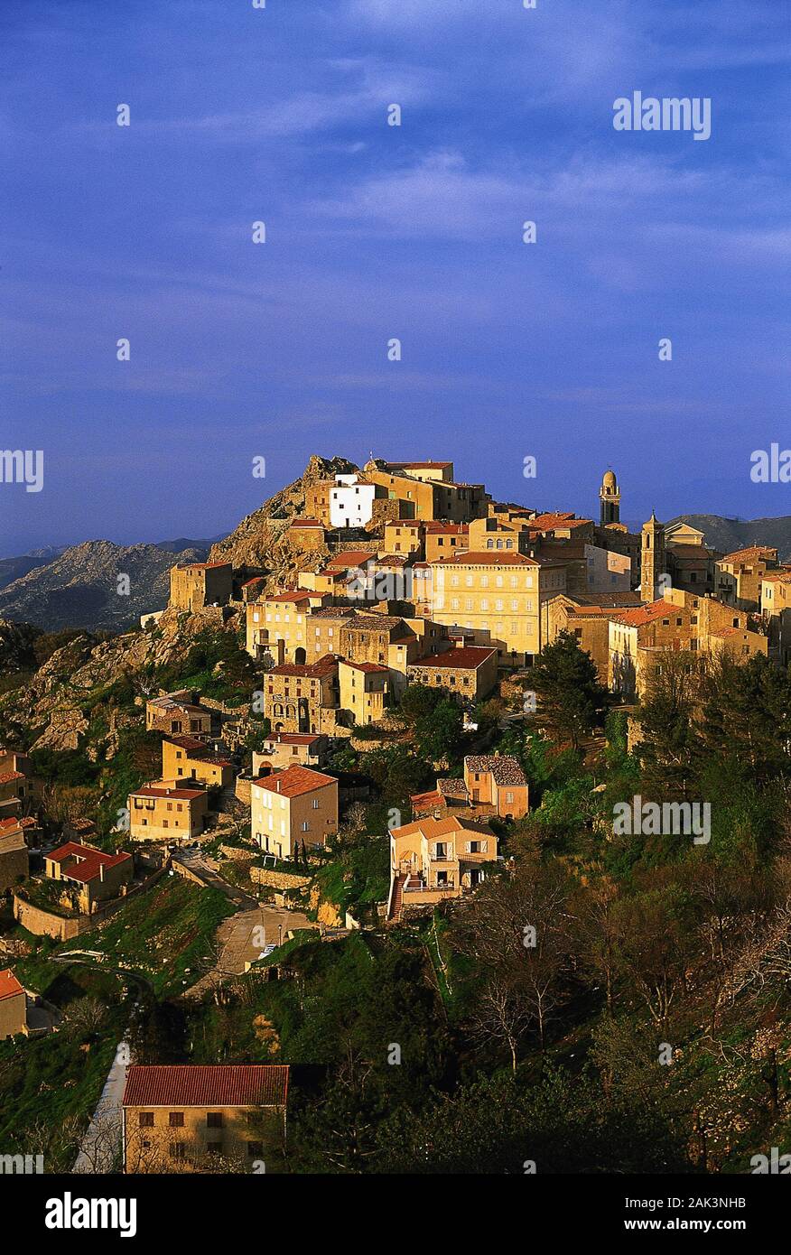 Blick auf die malerisch auf einem Hügel Bergdorf Speloncato, im Gebiet der Balagne. Speloncato ist als die schönste vil. Stockfoto