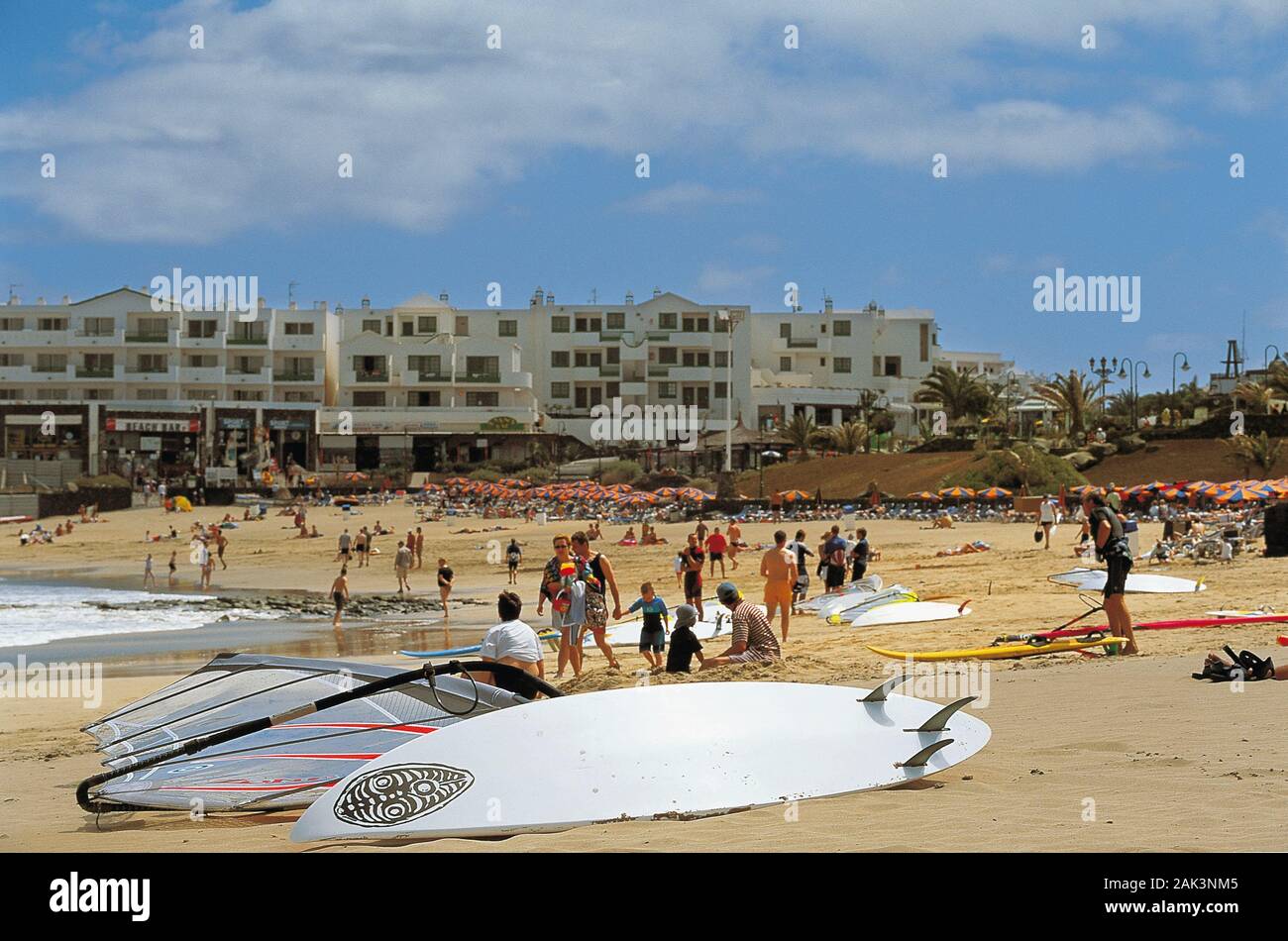 Surfbretter am Strand von Costa Teguise auf der spanischen Insel Lanzarote. Costa Teguise ist ein Ferienort an der 1960er. Es war p Stockfoto