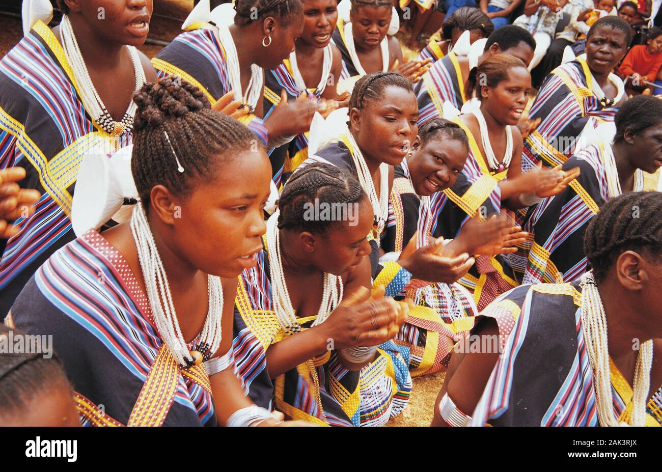 Der Venda mit besonderen Tag Schmuck und in farbigen Kleider für eine traditionelle Feier in der Provinz Limpopo im Norden Südafrikas. (Undatiert Stockfoto