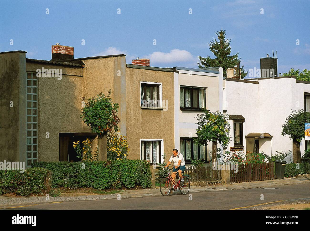 Dieses Foto zeigt einen Blick auf die Gropius Gehäuse im Bezirk Siedlung Törten in Dessau, Deutschland Fincas. Die drei hundert und 14 zweistöckigen Bungalows Stockfoto