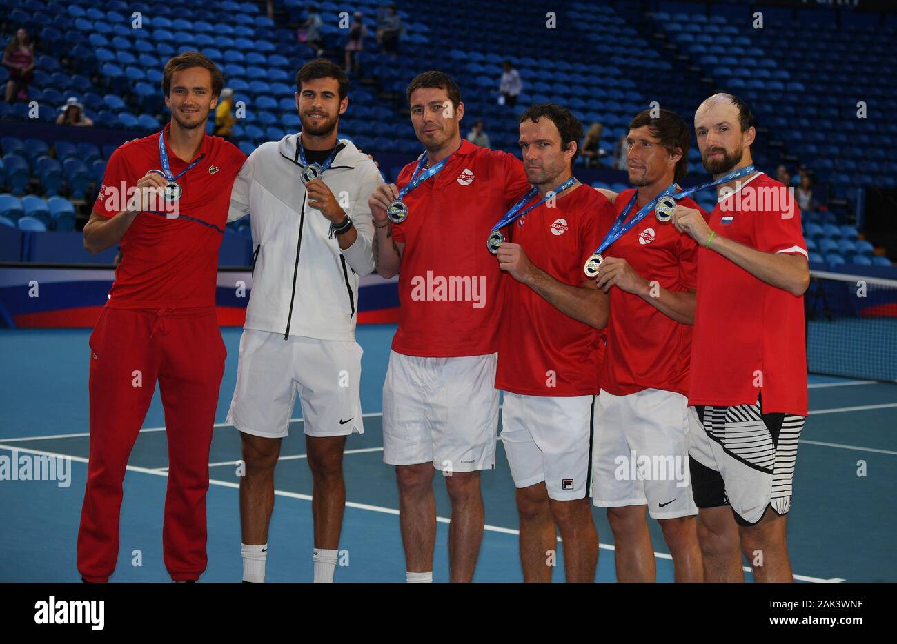 Perth Western Australia ATP-WM Russland mit ihrer Gruppe Sieger Medaillen 07/01/2020 (L und R) Daniil Medwedew, Karen Khachanov, Kapitän Marat Safin Foto Roger Parker International Sport Fotos Ltd/Alamy leben Nachrichten Stockfoto