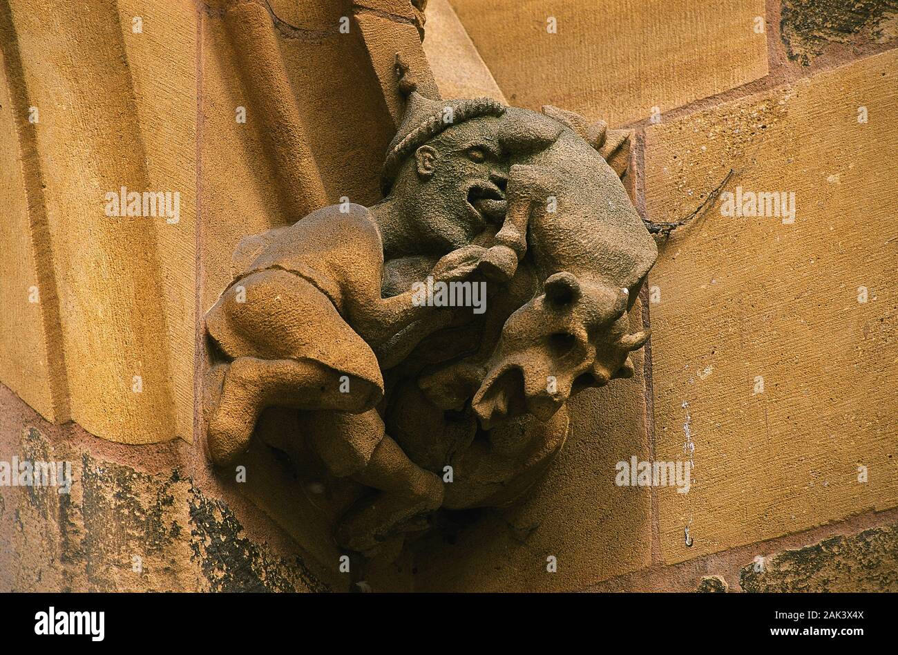 Skulptur am Westportal der St. Martin Kirche in Colmar, Frankreich. (Undatiertes Foto) | Verwendung weltweit Stockfoto