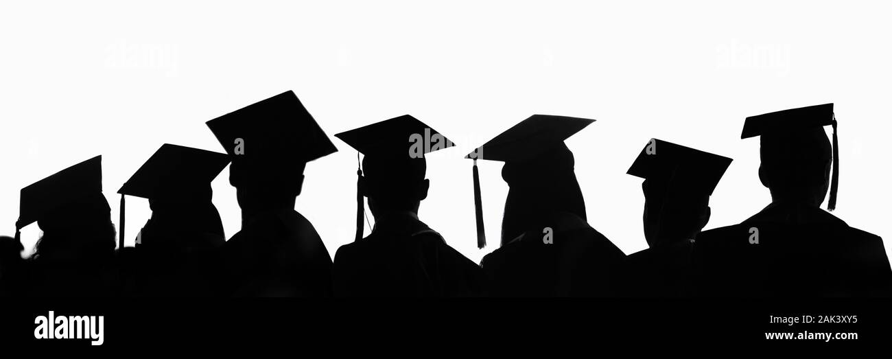 Silhouetten von Studierenden mit Absolvent Kappen in einer Reihe auf weißen Panoramablick Hintergrund isoliert. Abschlussfeier an der Universität Web Banner. Stockfoto