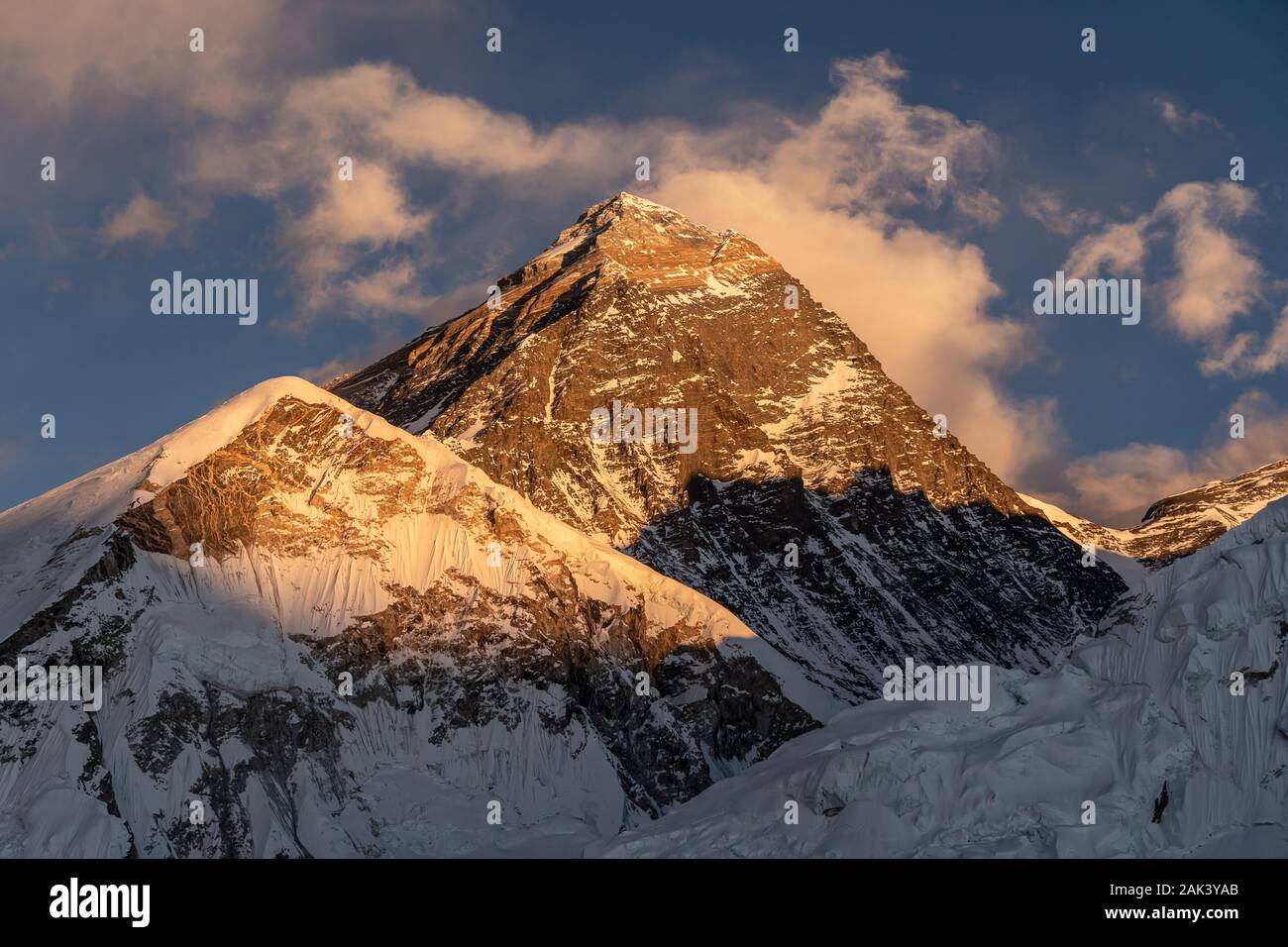 Letzte Licht über die Mt Everest Gipfel von der berühmten Kala Patthar Aussichtspunkt über Gorakshep im Himalaya in Nepal Stockfoto