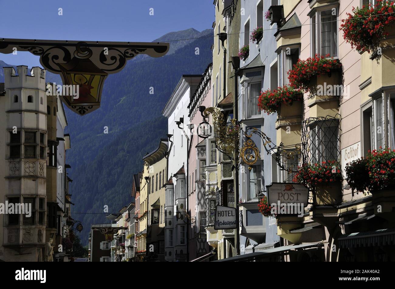Häuserzeile in der Hauptstraße 'Neustadt' von Sterzing, Südtirol, Italien | Verwendung weltweit Stockfoto