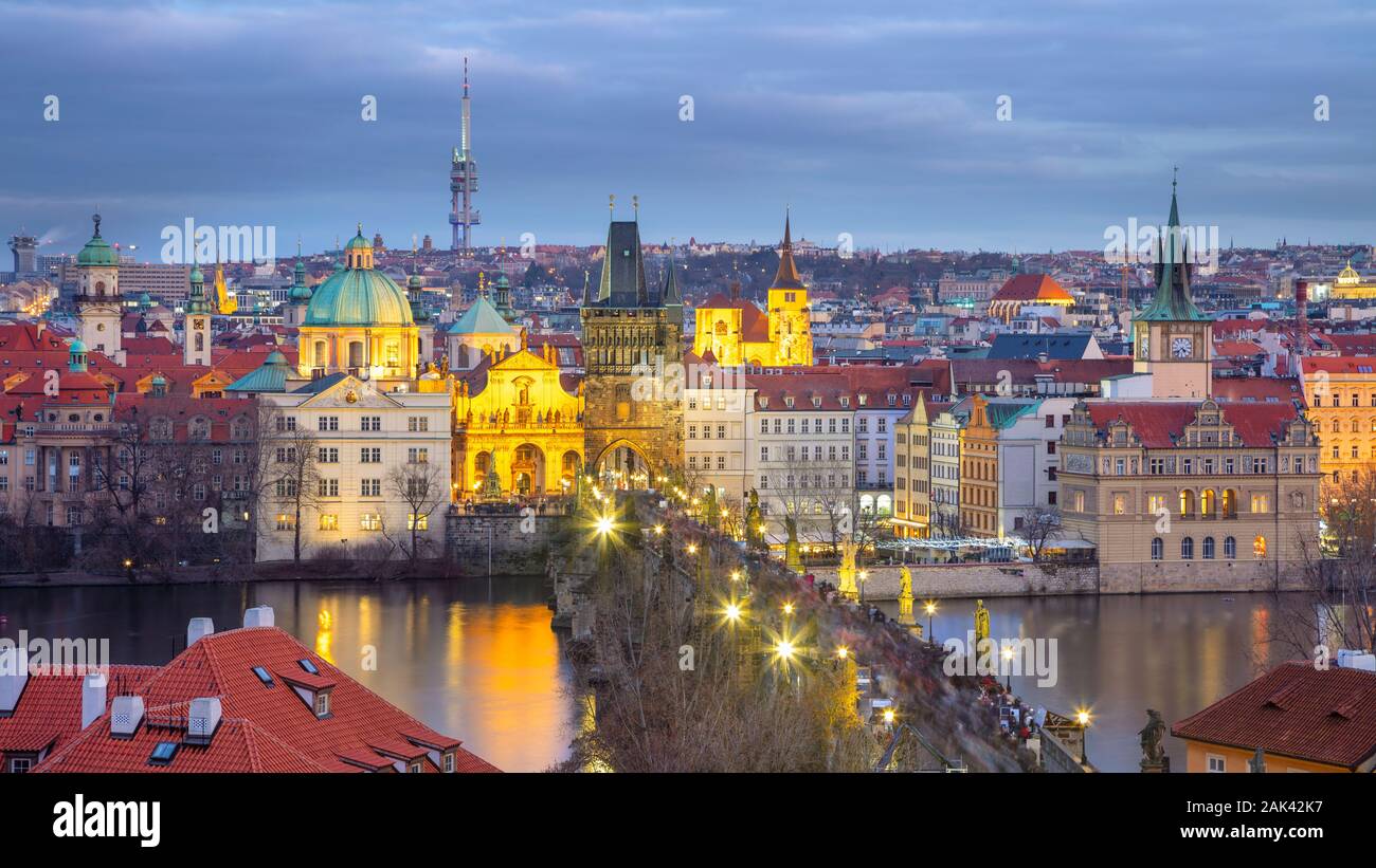Prag, Tschechische Republik. Antenne Panoramablick Stadtbild Bild von Prag mit berühmten Karlsbrücke im Winter Sonnenuntergang. Stockfoto