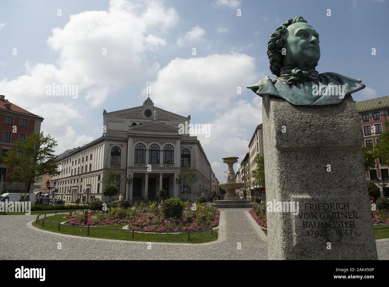 Büste von Friedrich von Gärtner und GärtnerplatzTheater, München