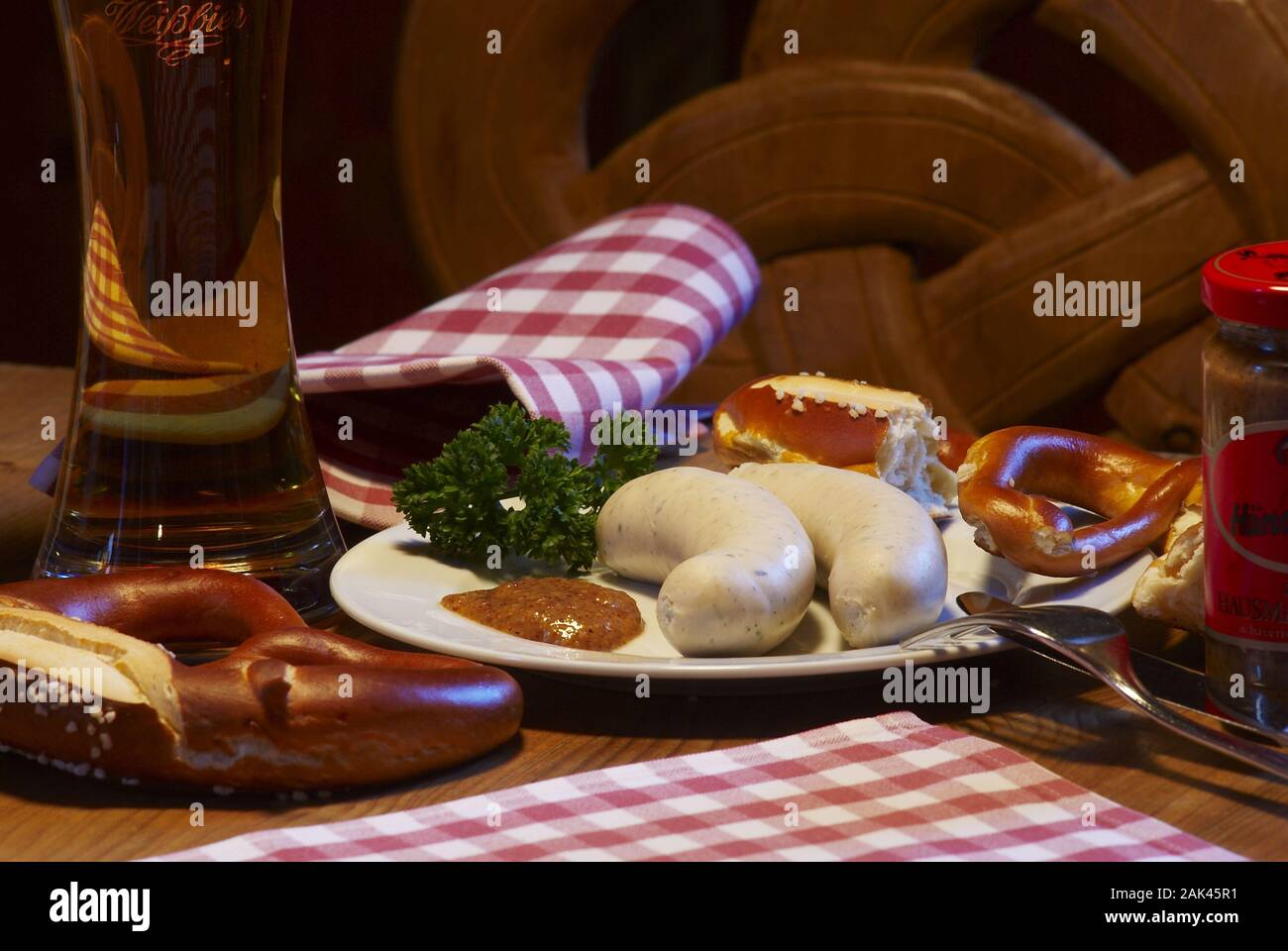 Weißwurst mit süßem Senf und Brezel und Weizen, München | Verwendung weltweit Stockfoto