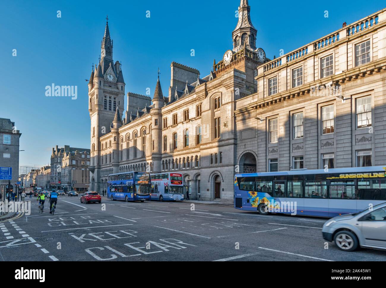 ABERDEEN CITY SCHOTTLAND SCHLOSS STRASSE IN RICHTUNG DER STADT HAUS GERICHTE UND UNION STREET Stockfoto