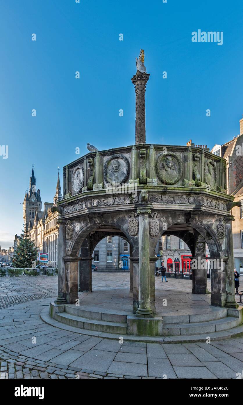 ABERDEEN CITY SCHOTTLAND GRANARY, dem Mercat ODER MARKET CROSS MIT UNICORN IN WEISS UND GOLD UND EIN WEIHNACHTSBAUM in der Castle Street Stockfoto