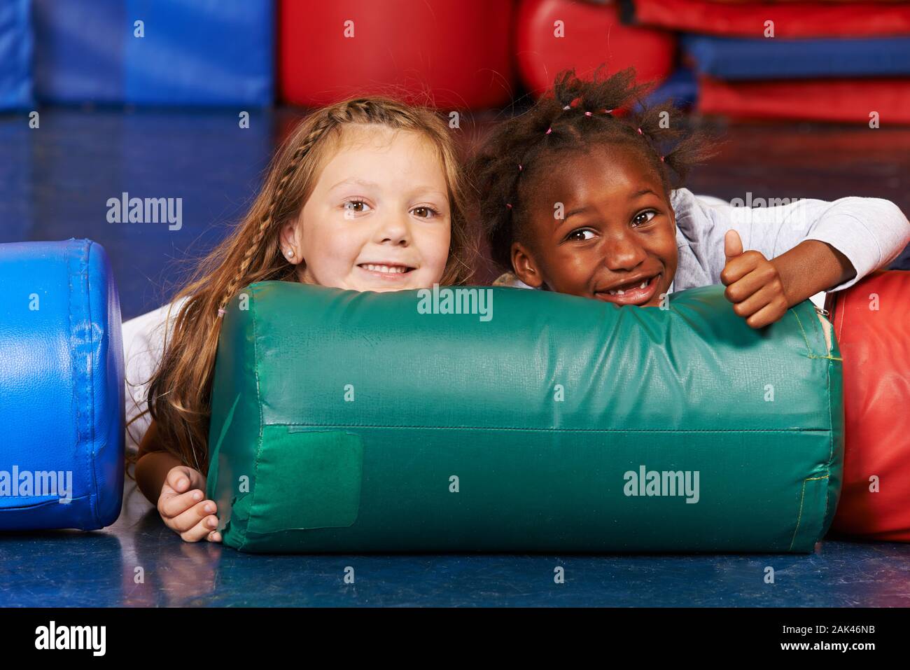 Zwei Mädchen Turnen in der Turnhalle an den Kindern Sport im