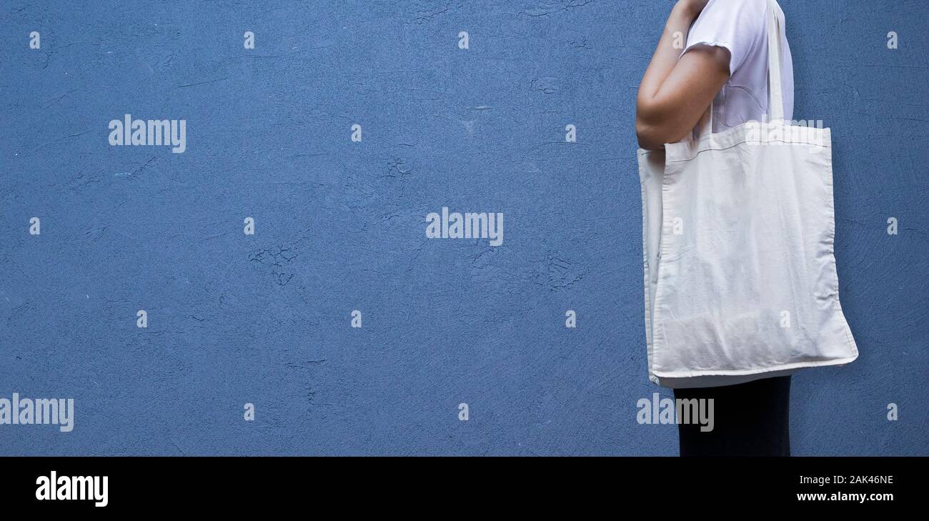 Leere weiße Shopping canvas Stoff Stoffbeutel auf die weibliche Holding Mockup und Vorlage isoliert Hintergrund Stockfoto