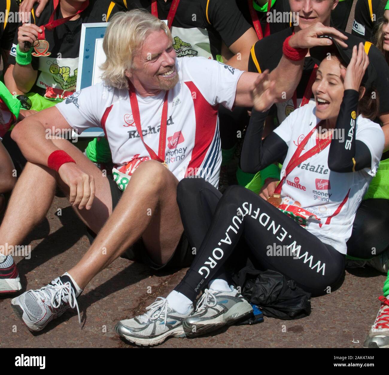 Sir Richard Branson und Natalie Imbruglia entspannen Sie sich nach dem Abschluss der London Marathon 2010. Stockfoto