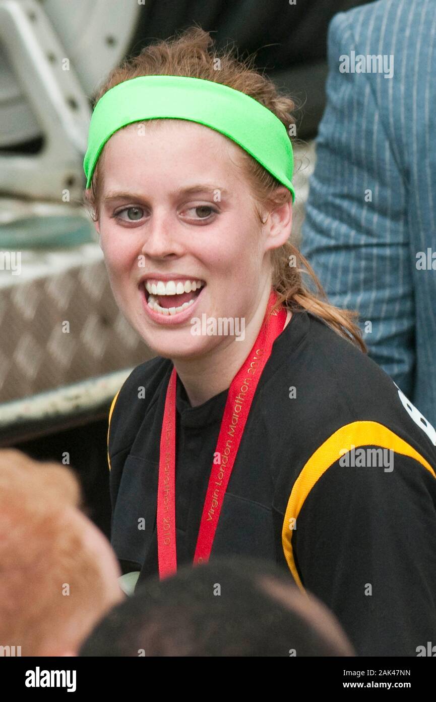 Die Herzogin von York und Prinz Andrew feiern, als ihre Tochter Prinzessin Beatrice London Marathon 2010 abgeschlossen ist. Stockfoto