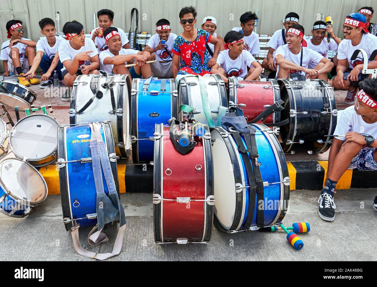 Ibajay Stadt, Provinz Aklan, Philippinen - Januar 27, 2019: Gruppe der Schlagzeuger Jungen mit einer Unterbrechung nach der Parade an der Ati-Atihan Festifval Stockfoto