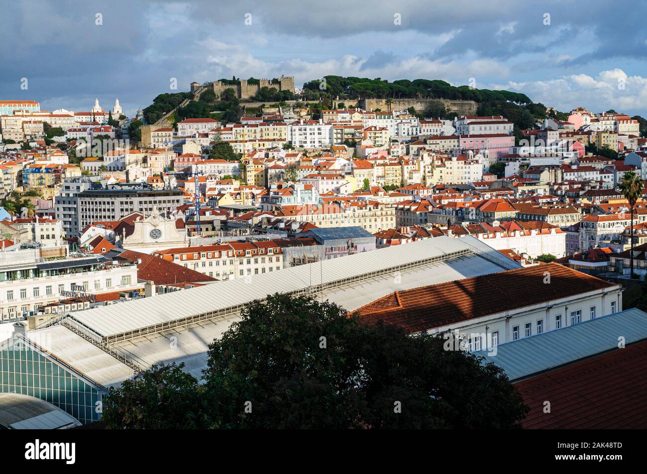 Blick vom Miradouro de Sao Pedro de Alcantara in der Bairro Alto, Lissabon, Portugal Stockfoto