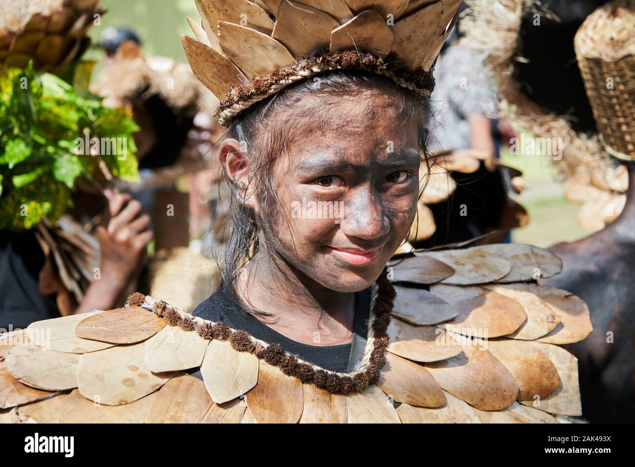 Ibajay Stadt, Provinz Aklan, Philippinen - Januar 27, 2019: Porträt von teenage Mädchen im nativen Kostüm in die Parade an der Ati-Atihan-Festival Stockfoto