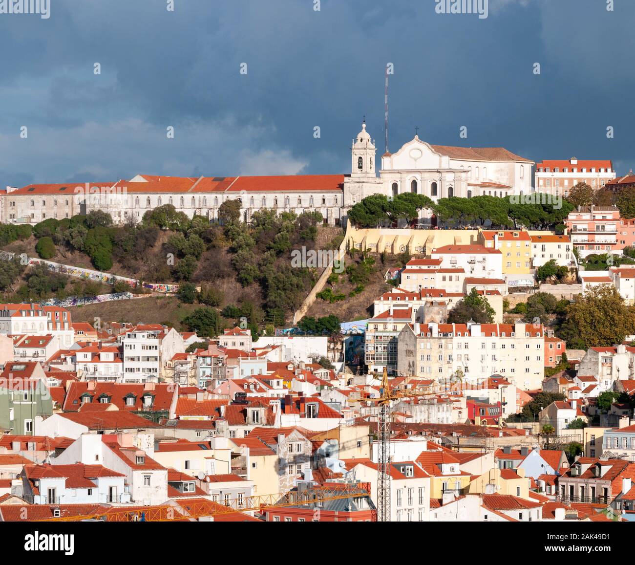 Blick auf Kloster Nossa Senhora da Graca vom Miradouro de Sao Pedro de Alcantara in der Bairro Alto, Lissabon, Portugal Stockfoto