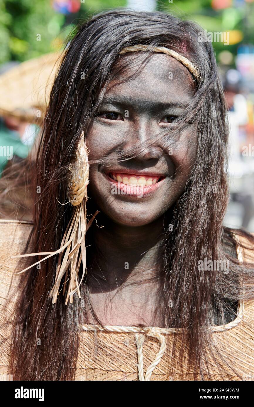 Ibajay Stadt, Provinz Aklan, Philippinen - Januar 27, 2019: Portrait of a Teenage girl an der Street Parade tanzt an der Ati-Atihan-Festival Stockfoto