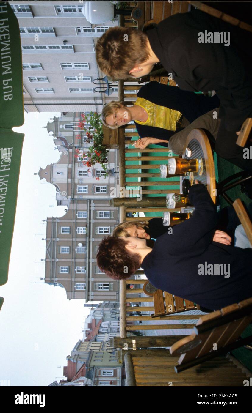 Polen: Opole - Gäste in einer Kneipe am Markt trinken Bier | Verwendung weltweit Stockfoto