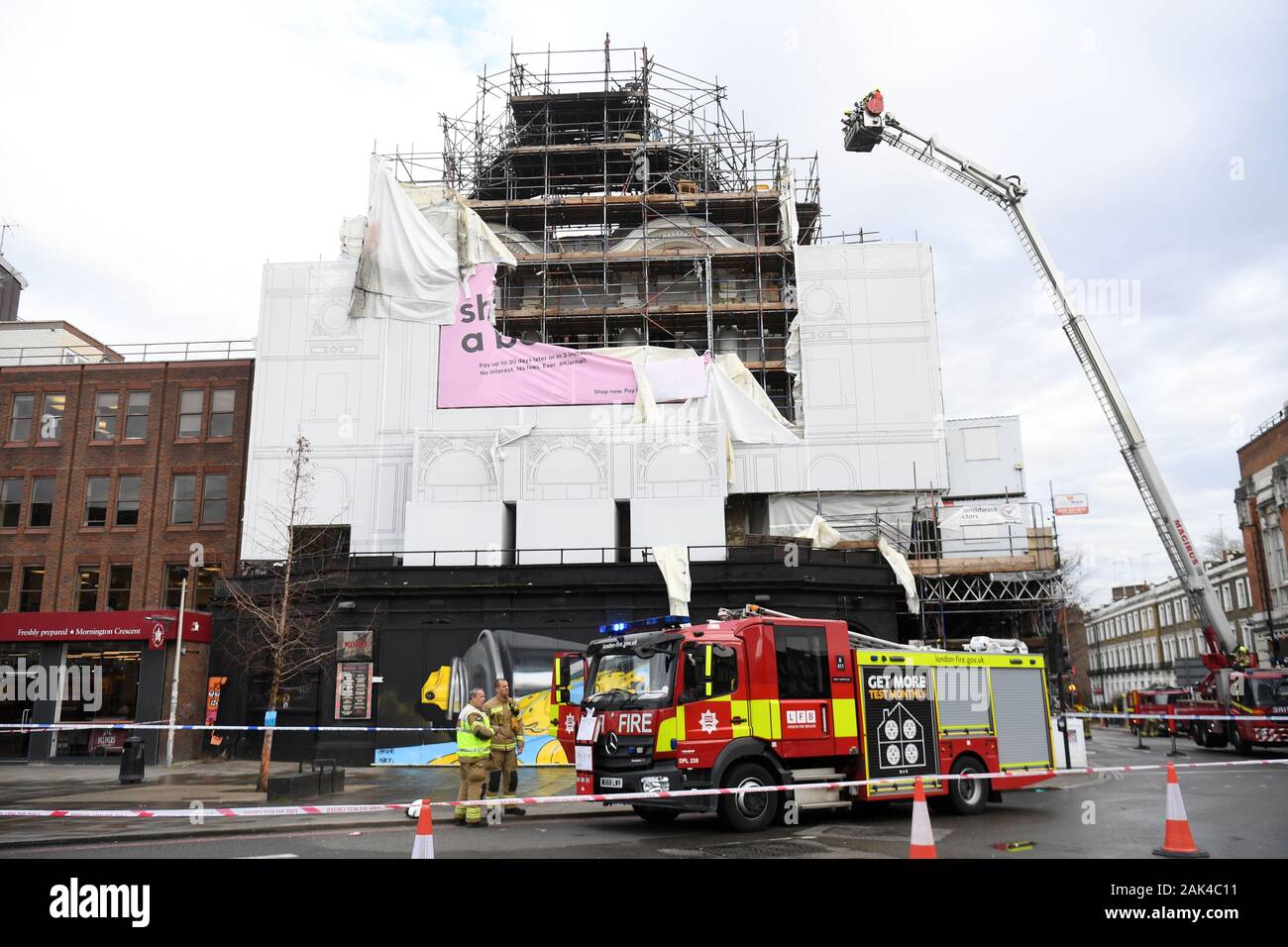 Feuerwehrmänner an Koko in Camden High Street, nördlich von London, nach einem Brand kurz vor 2100 am Dienstag begann. Rund 60 Feuerwehrleute die Flammen an der historischen Musik Veranstaltungsort, der für Renovierungsarbeiten geschlossen worden war. Stockfoto