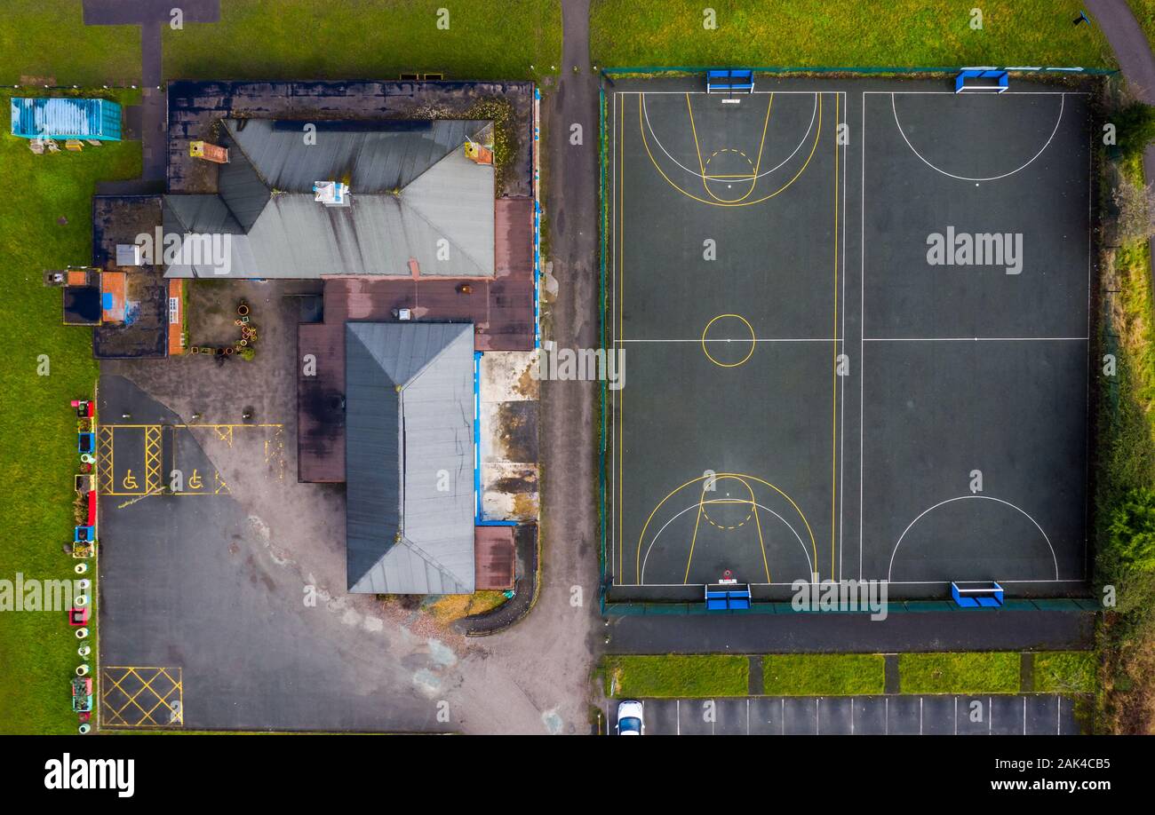 Luftaufnahme von einen Kinderspielplatz mit einem Basketball- und Fußballplatz neben jeder anderen Schuss von oben gerade nach unten schauen. Stockfoto