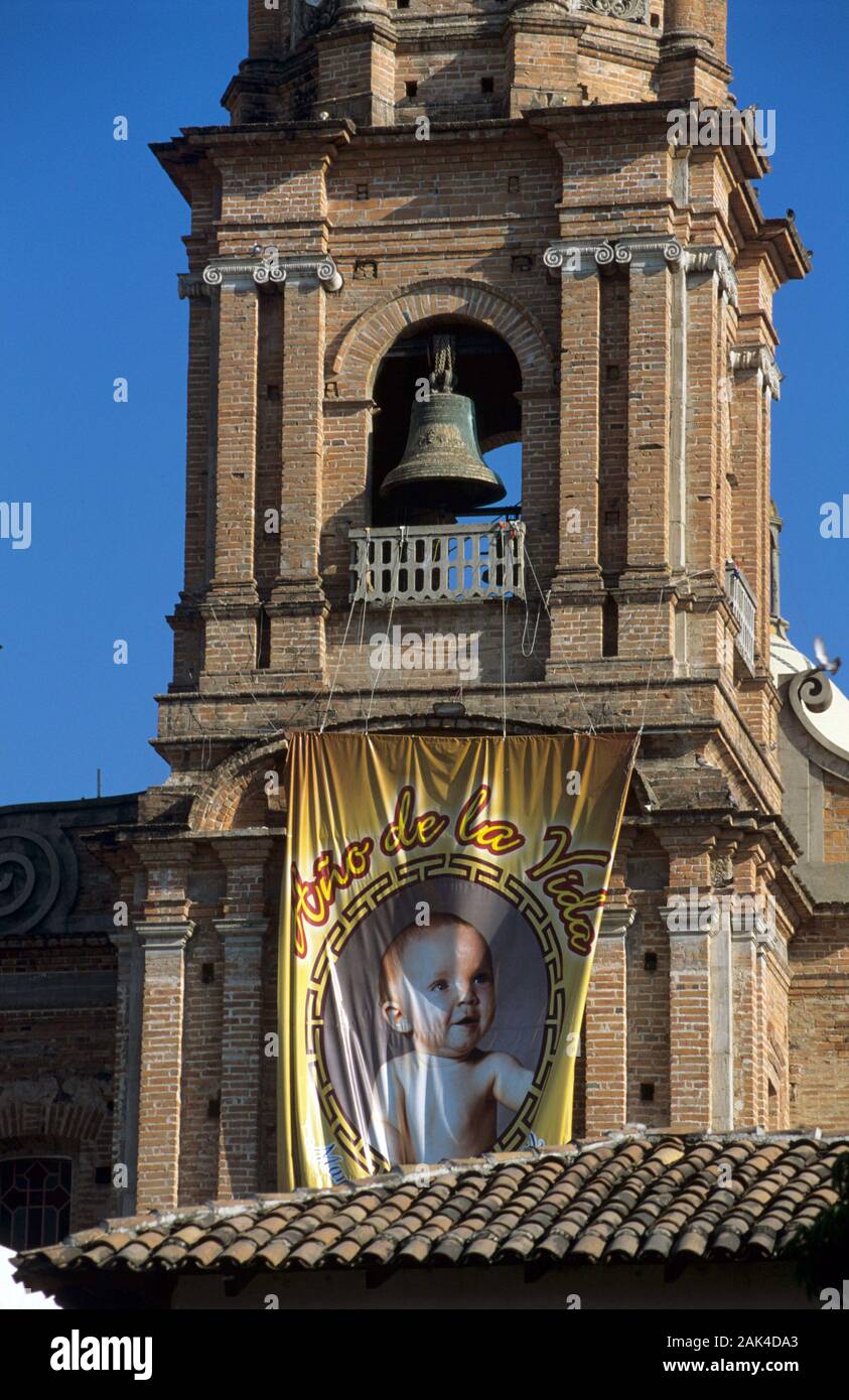 Mexiko: Templo de Guadalupe Turm in Puerto Vallarta, dekoriert mit einer baby Foto | Nutzung weltweit Stockfoto
