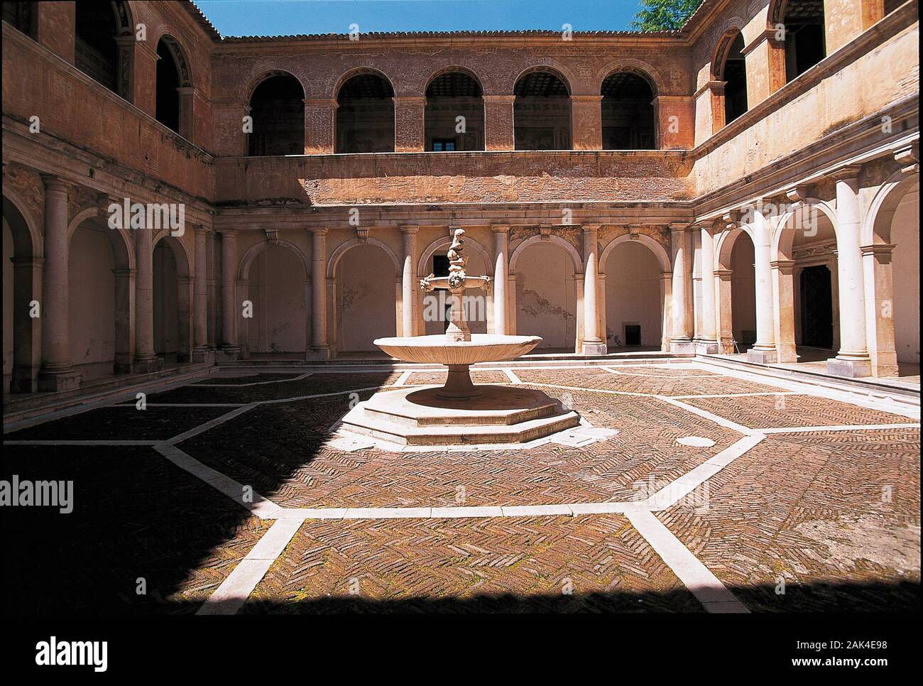 Kreuzgang der Certosa di San Lorenzo in Padula, Italien | Verwendung weltweit Stockfoto