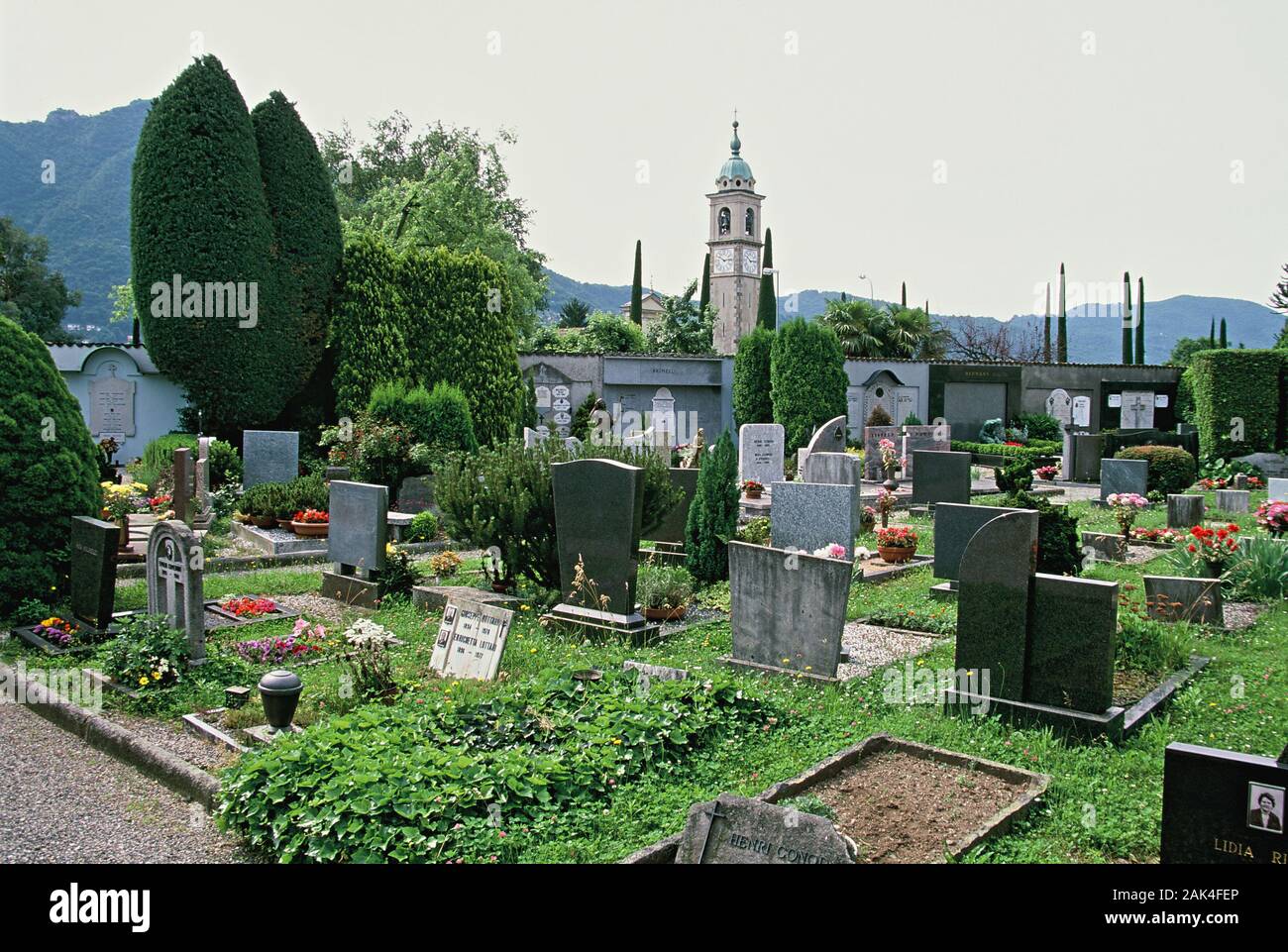 Deutscher Dichter Hermann Gestorben 1962 5 Buchstaben Blick auf den Friedhof mit dem Grab von der deutsch-schweizerischen