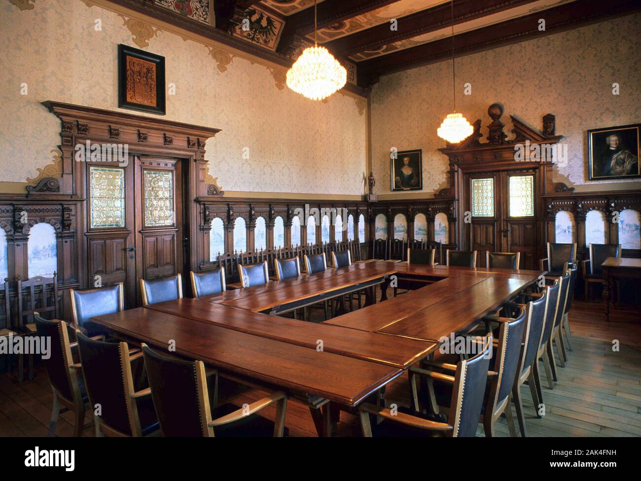Der Sitzungssaal im Kreishaus in Wittmund. | Verwendung weltweit Stockfoto