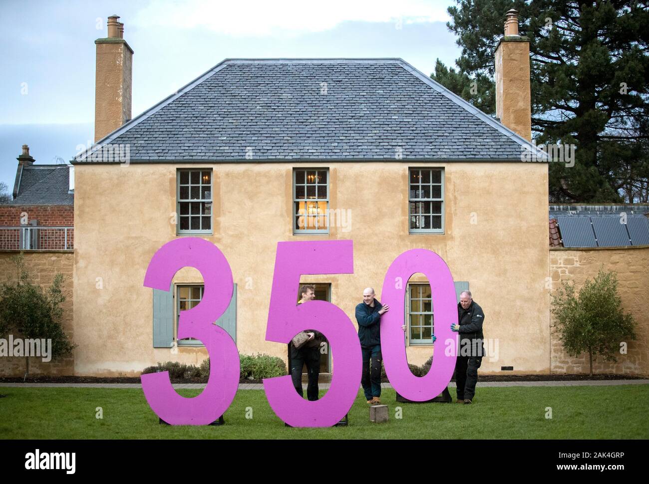 Mitglieder der Abteilung Instandhaltung werden die letzten Vorbereitungen vor der botanischen Cottage für die Einführung eines speziellen Programms von Ereignissen, die für 2020 angekündigt wurden, zu 350 Jahre der Royal Botanic Garden in Edinburgh feiern. Stockfoto
