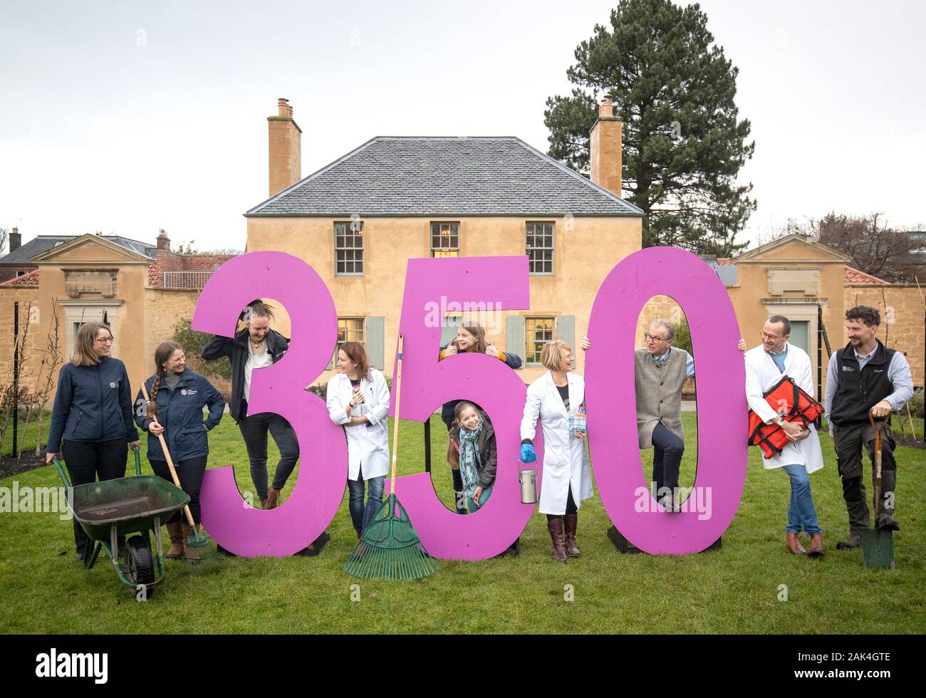 Gartenbau Mitarbeiter, Wissenschaftler und freiwillige posieren für ein Gruppenfoto vor dem Botanischen Cottage bei der Einführung eines speziellen Programms von Ereignissen, die für 2020 angekündigt wurden, zu 350 Jahre der Royal Botanic Garden in Edinburgh feiern. Stockfoto