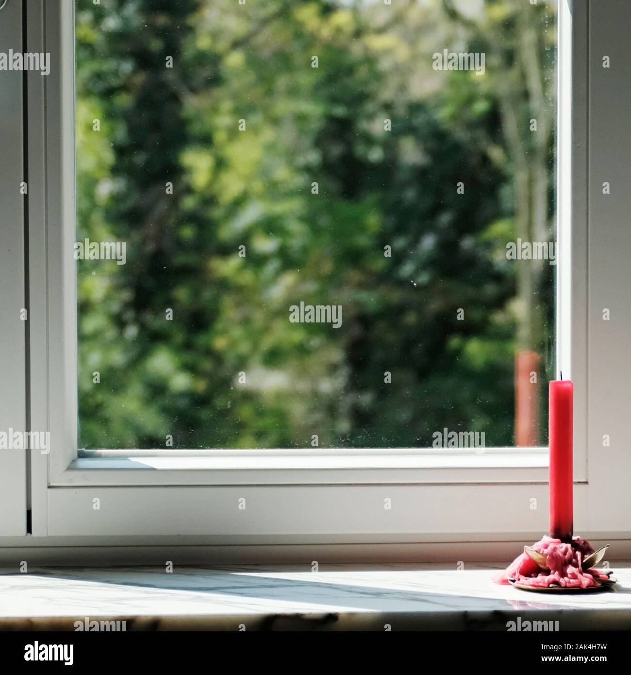 Kerze am Fenster Hintergrund unscharf Stockfotografie - Alamy