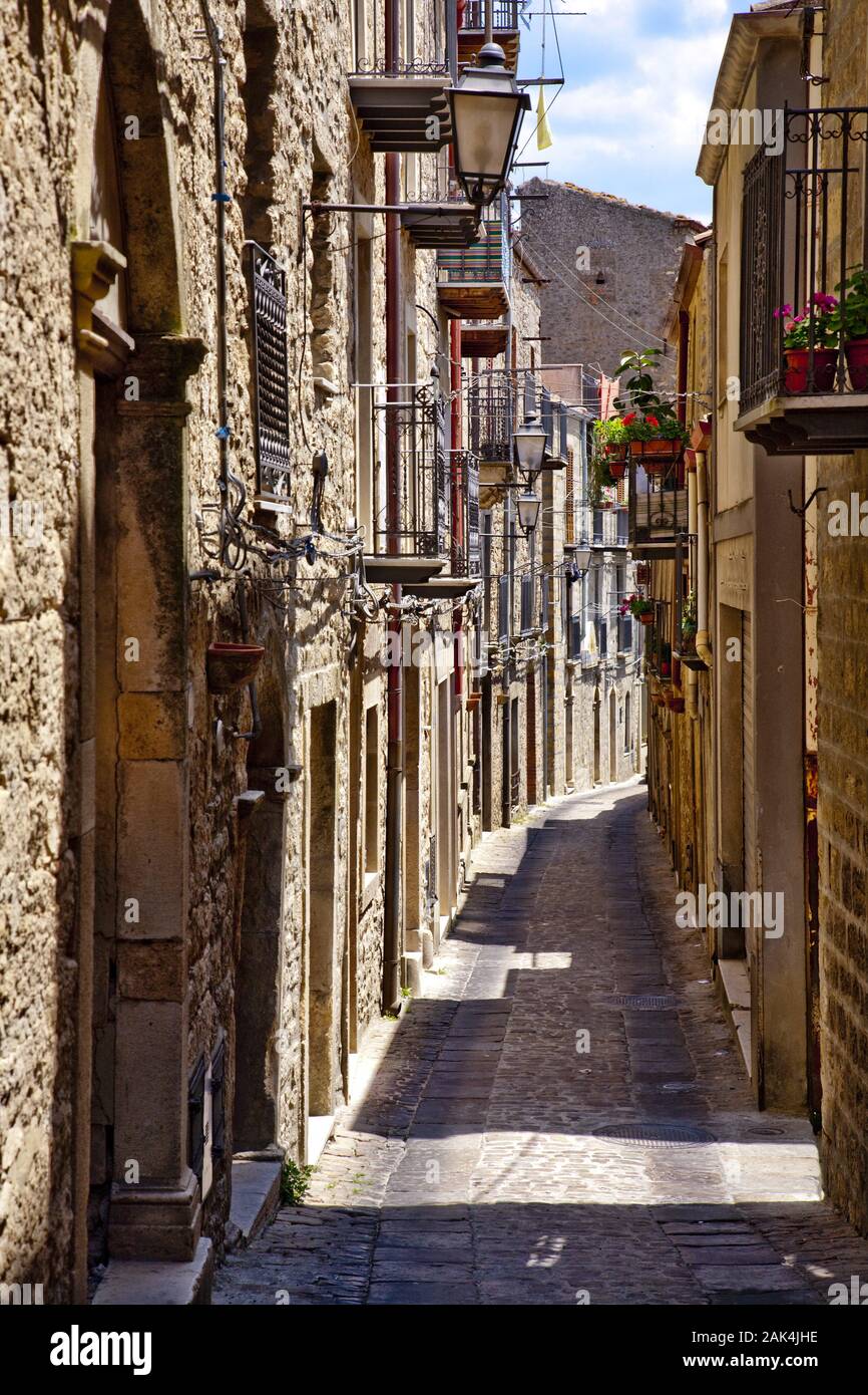 Altstadtgasse im Gangi, Sizilien, Italien | Verwendung weltweit Stockfoto