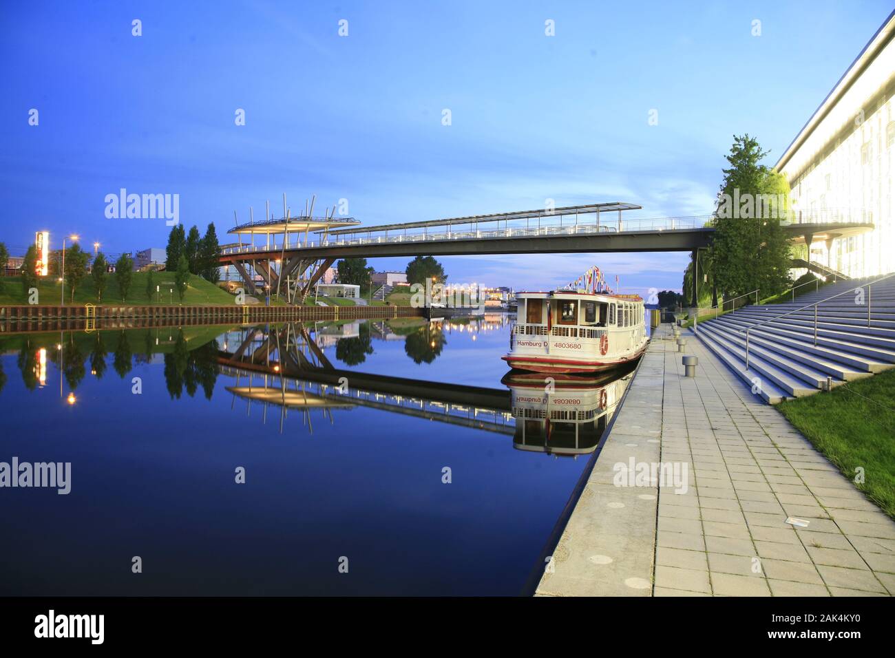Wolfsburg: Fussgängerbrücke über den Mittellandkanal zwischen Stadt und ...