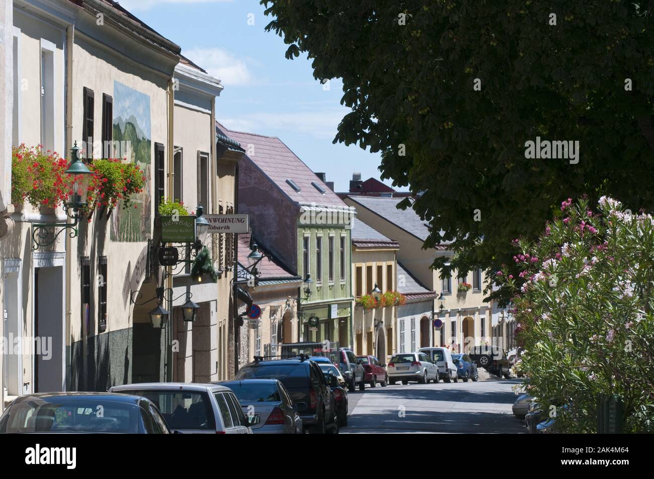 Die Hauptstraße durch den Weinort Gumpoldskirchen bei Wien, Österreich | Verwendung weltweit Stockfoto