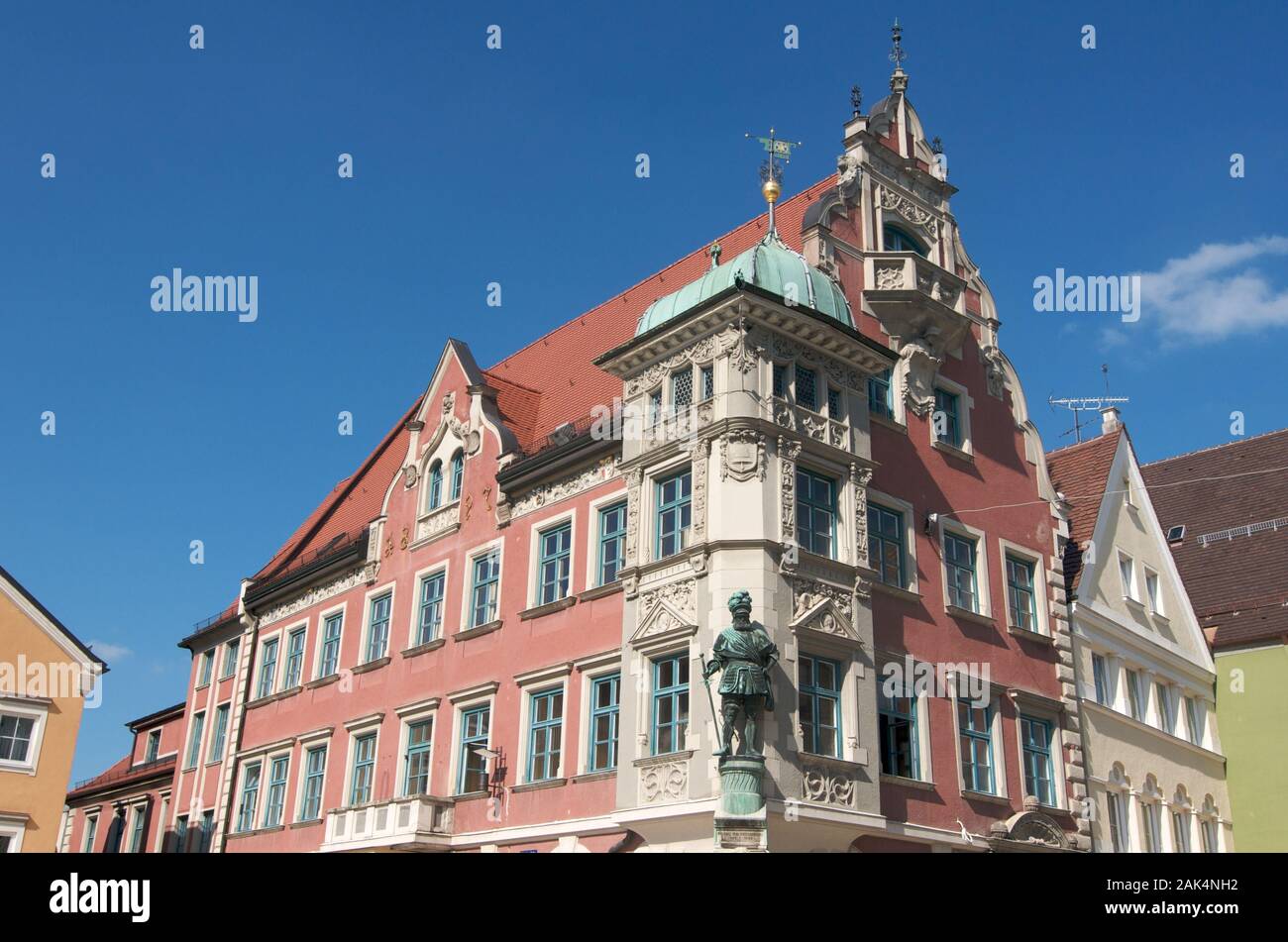Rathaus in Mindelheim mit der Figur Georg von Frundsberg, dem "Vater der Landsknechte", Allgäu, Deutschland | Verwendung weltweit Stockfoto
