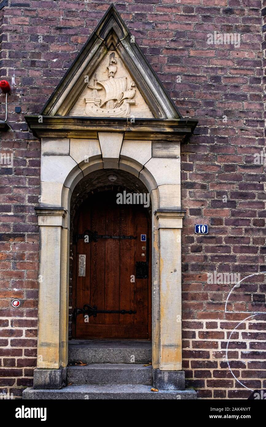 Kopenhagen, Nikolaj Kirche Gebäude detail. Eingangstür mit skulpturalen Detail Stockfoto
