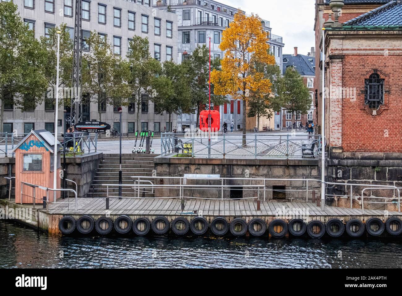 Netto-Bådene Boot Stop auf Holmens Kanal neben der Kirche von Holmen, Kopenhagen, Dänemark. Ausgangspunkt des Kanals sightseeing tour Stockfoto