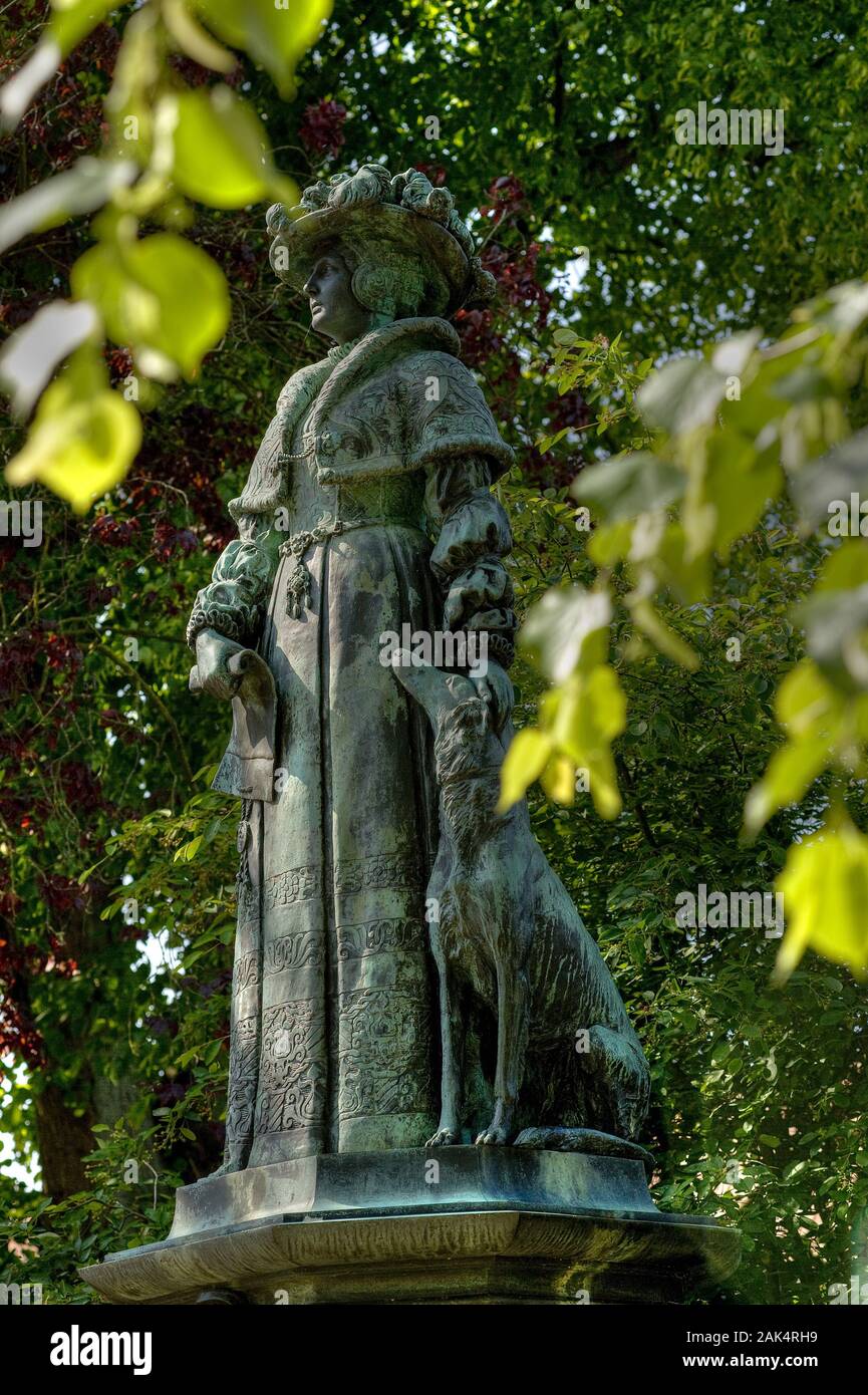 Jever: Skulptur 'Fräulein Johanna" (Maria von Jever) in der Nähe des Strapaziert zu Jever, Ostfriesland | Verwendung weltweit Stockfoto