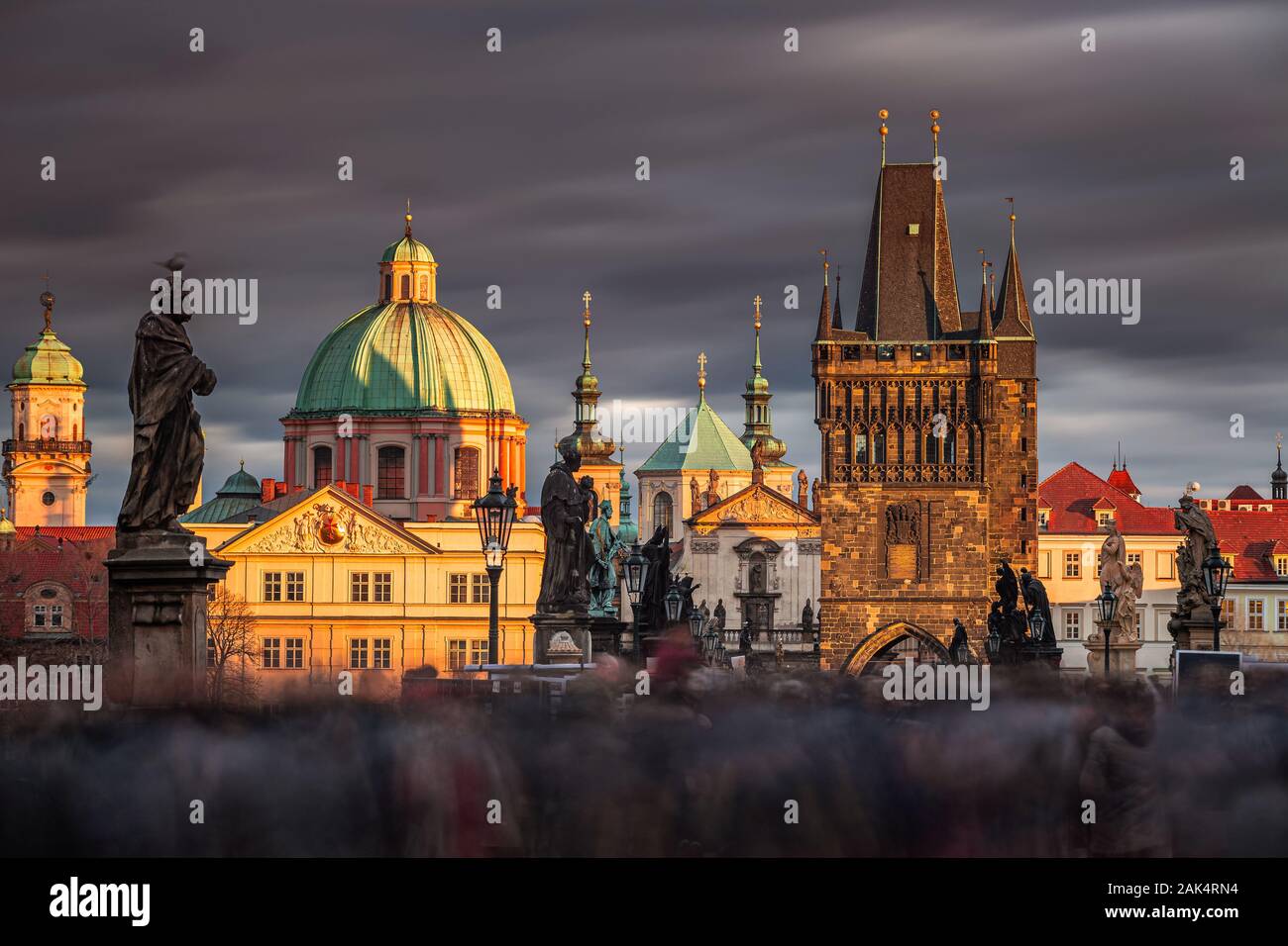 Prag, Tschechische Republik - Lange Belichtung Foto der gewaltigen Menschenmenge auf der weltberühmten Karlsbrücke (Karluv most) mit St. Francis von Assisi Chu Stockfoto