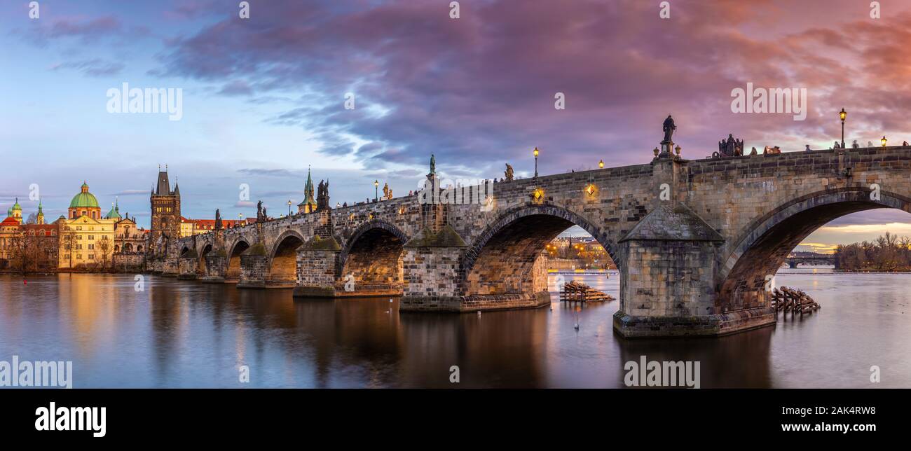 Prag, Tschechische Republik - Panoramablick auf die weltberühmte Karlsbrücke (Karluv most) und St. Franz von Assisi Kirche auf einer winterlichen Nachmittag mit b Stockfoto