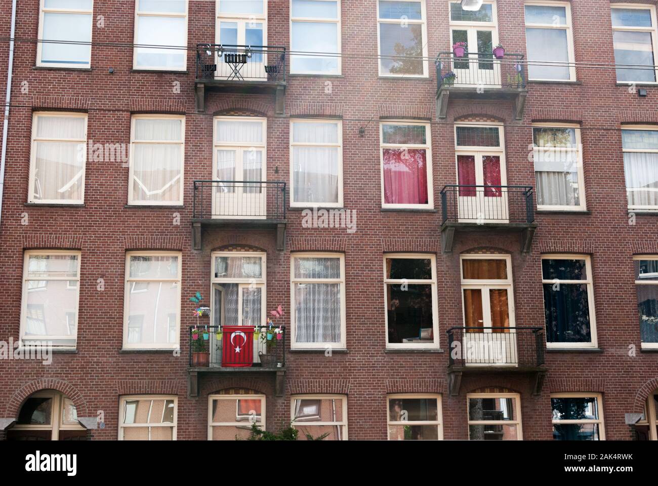 Gebäude in den Straßen von Amsterdam, das Stadtleben, Geschäftssitz und Wohnungswesen darstellt Stockfoto