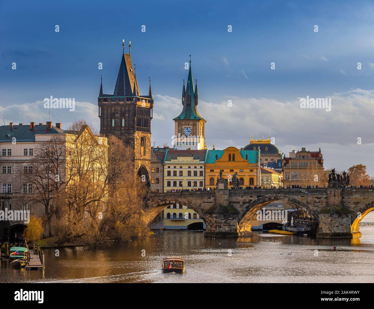 Prag, Tschechische Republik - schönen goldenen Sonnenuntergang und blauen Himmel bei der weltberühmten Karlsbrücke (Karluv most) und der Altstadt Wasser Turm auf einem Winter af Stockfoto