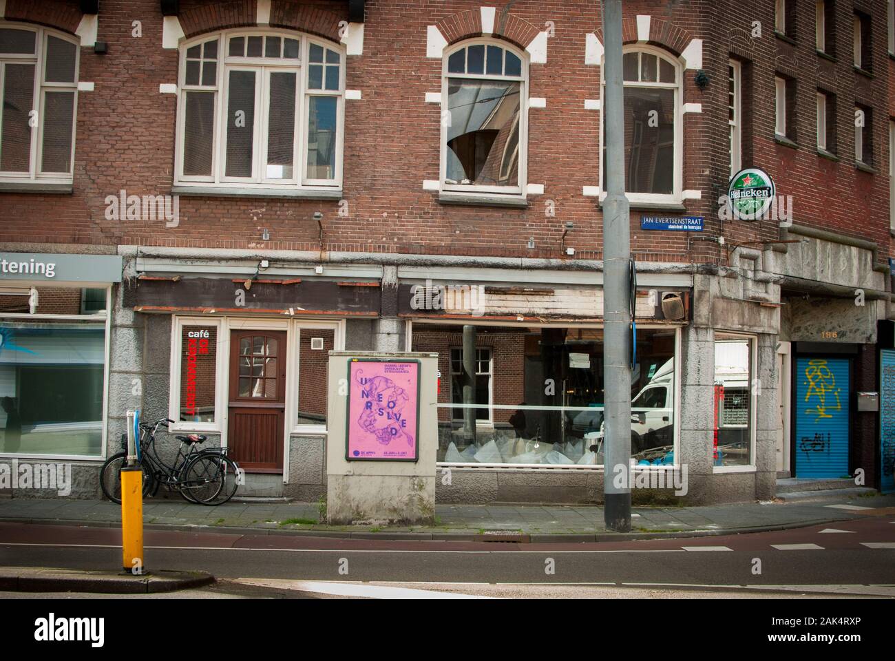 Gebäude in den Straßen von Amsterdam, das Stadtleben, Geschäftssitz und Wohnungswesen darstellt Stockfoto