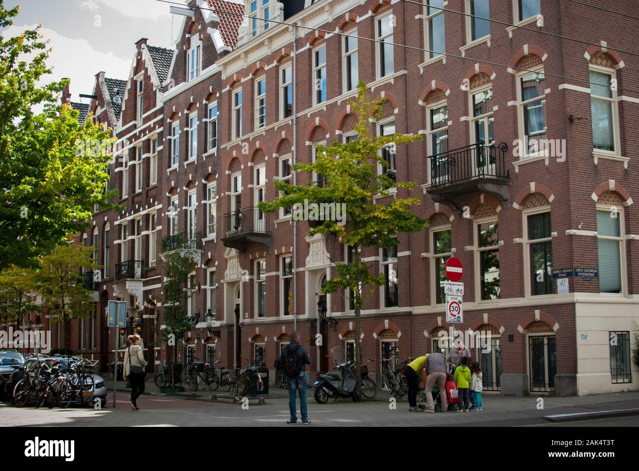 Gebäude in den Straßen von Amsterdam, das Stadtleben, Geschäftssitz und Wohnungswesen darstellt Stockfoto