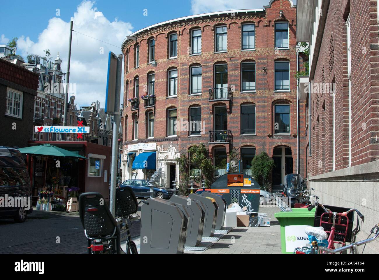 Gebäude in den Straßen von Amsterdam, das Stadtleben, Geschäftssitz und Wohnungswesen darstellt Stockfoto